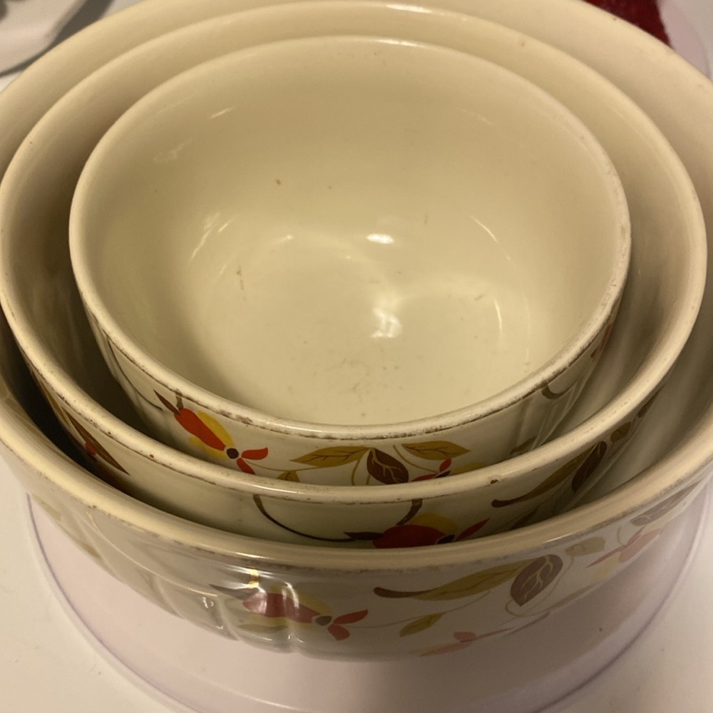 Hall's Superior Jewel Tea Autumn Leaf Nesting Mixing Bowl Set from the 1940s - Picture 3 of 6